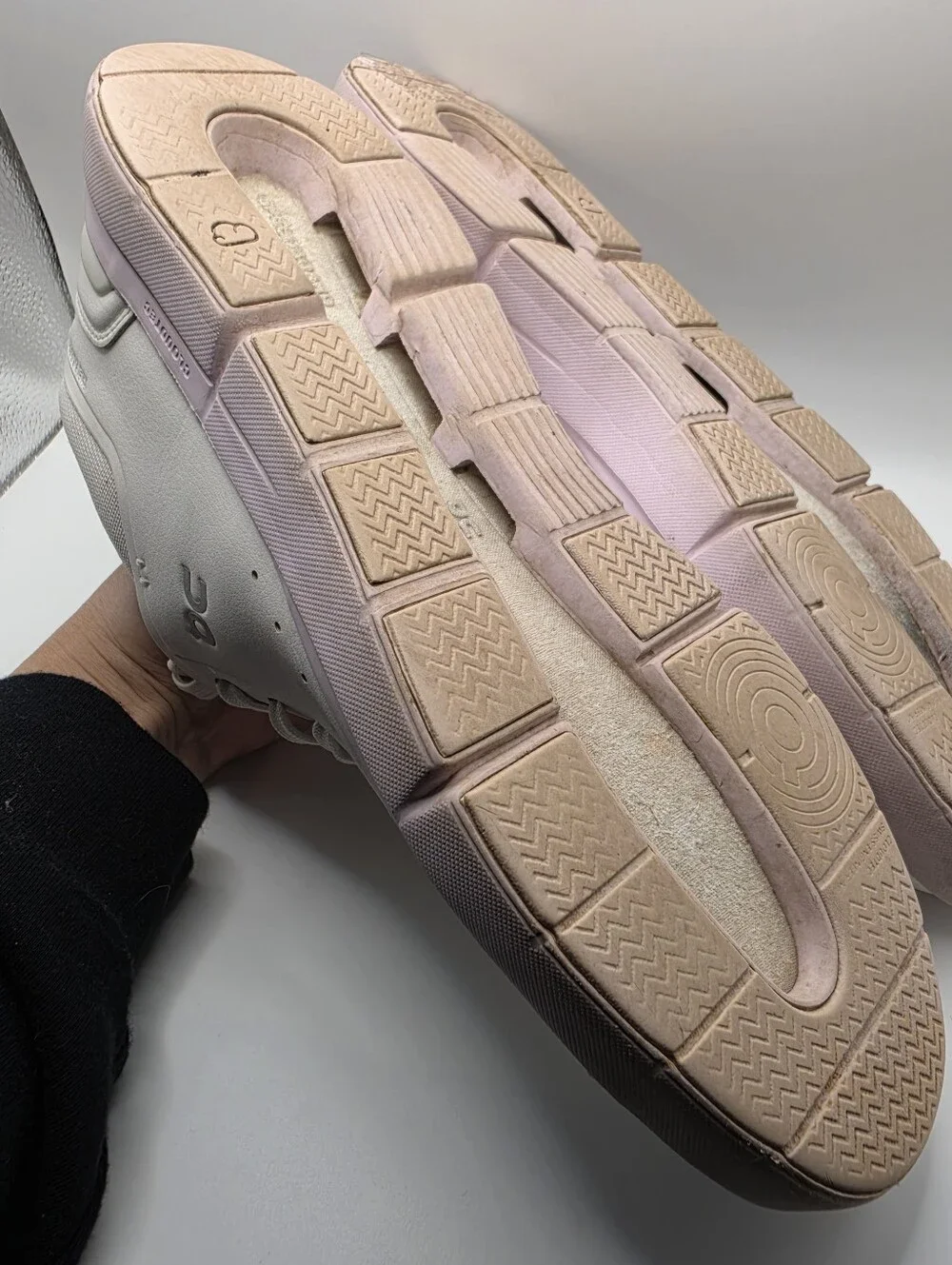 On THE ROGER Centre Court Sneakers — Women's US 11 / White + Lilac